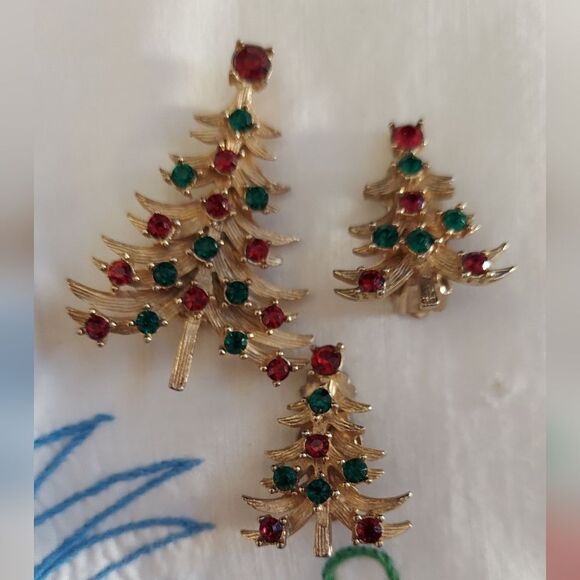 CHRISTMAS TREE JEWELRY  Vintage Christmas Tree Brooch & Earring Set - Picture 1 of 8
